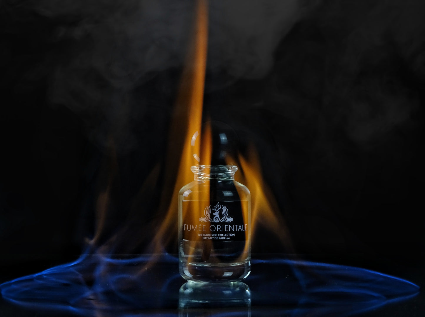 Fumeé Orientale parfüm mit feuer und rauch in dunkler scene