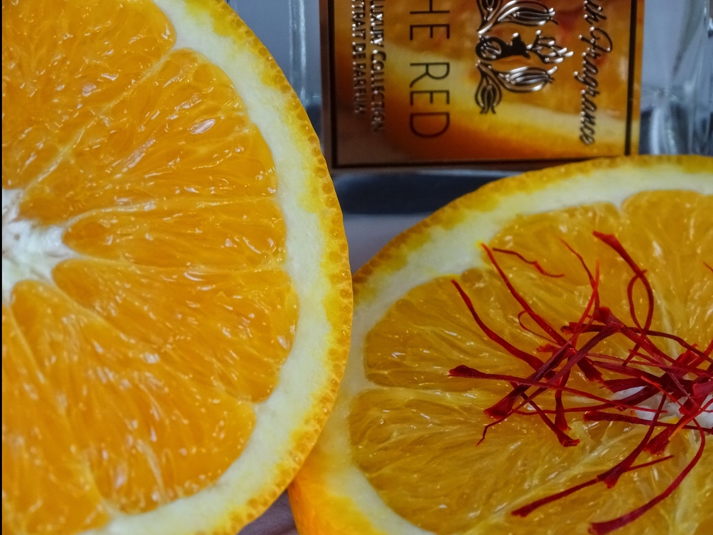 Fokus auf orange mit paar safranfäden und leicht erkennbar parfümlabel von The Red