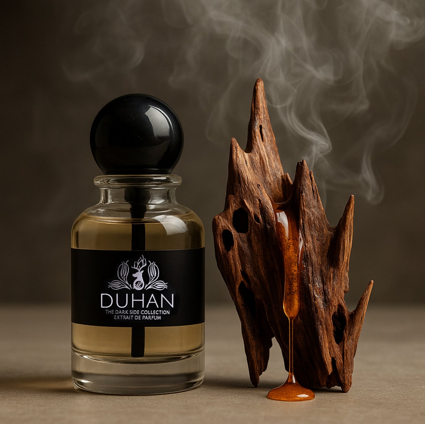 Duhan von Merih Fragrance – Parfumflakon mit Oudholz, aus dem ein Harz- und Birkenteergemisch zu fließen scheint