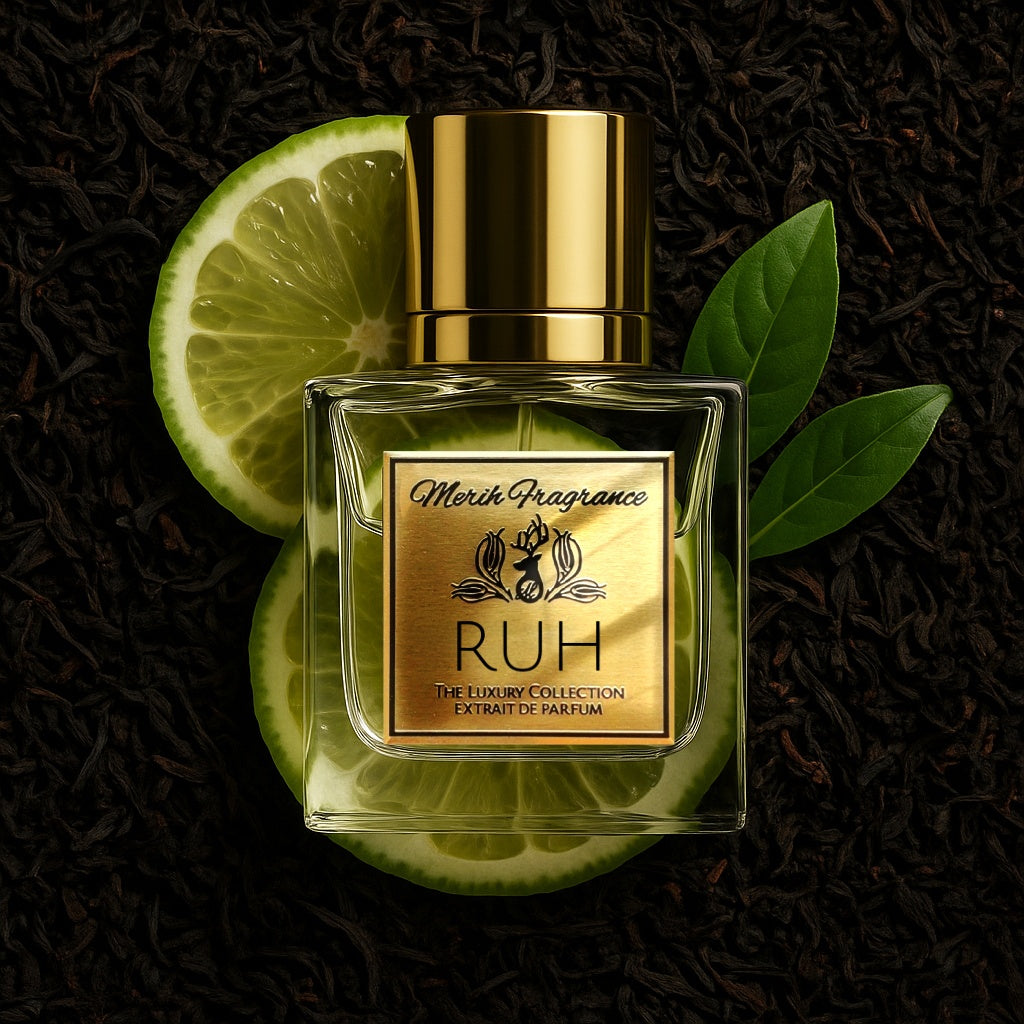 Ruh parfüm auf zwei scheiben Bergamotte und 2frische grüne schwarzteeblätter liegen auf einem boden voller türkischem schwarzteeblätter