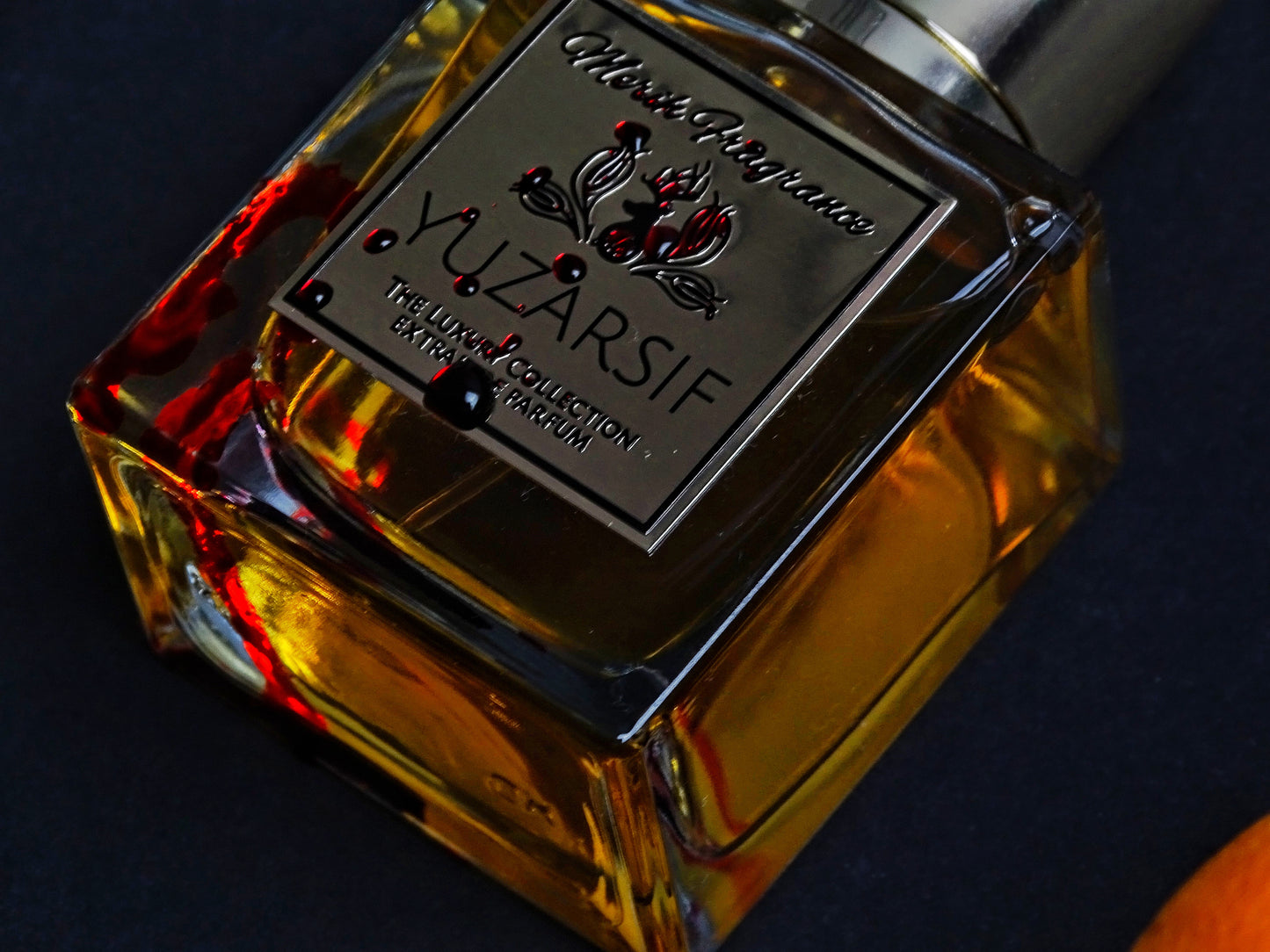 Yuzarsif parfümflasche fokus auf metal label mit künstlichem bluttropfen 