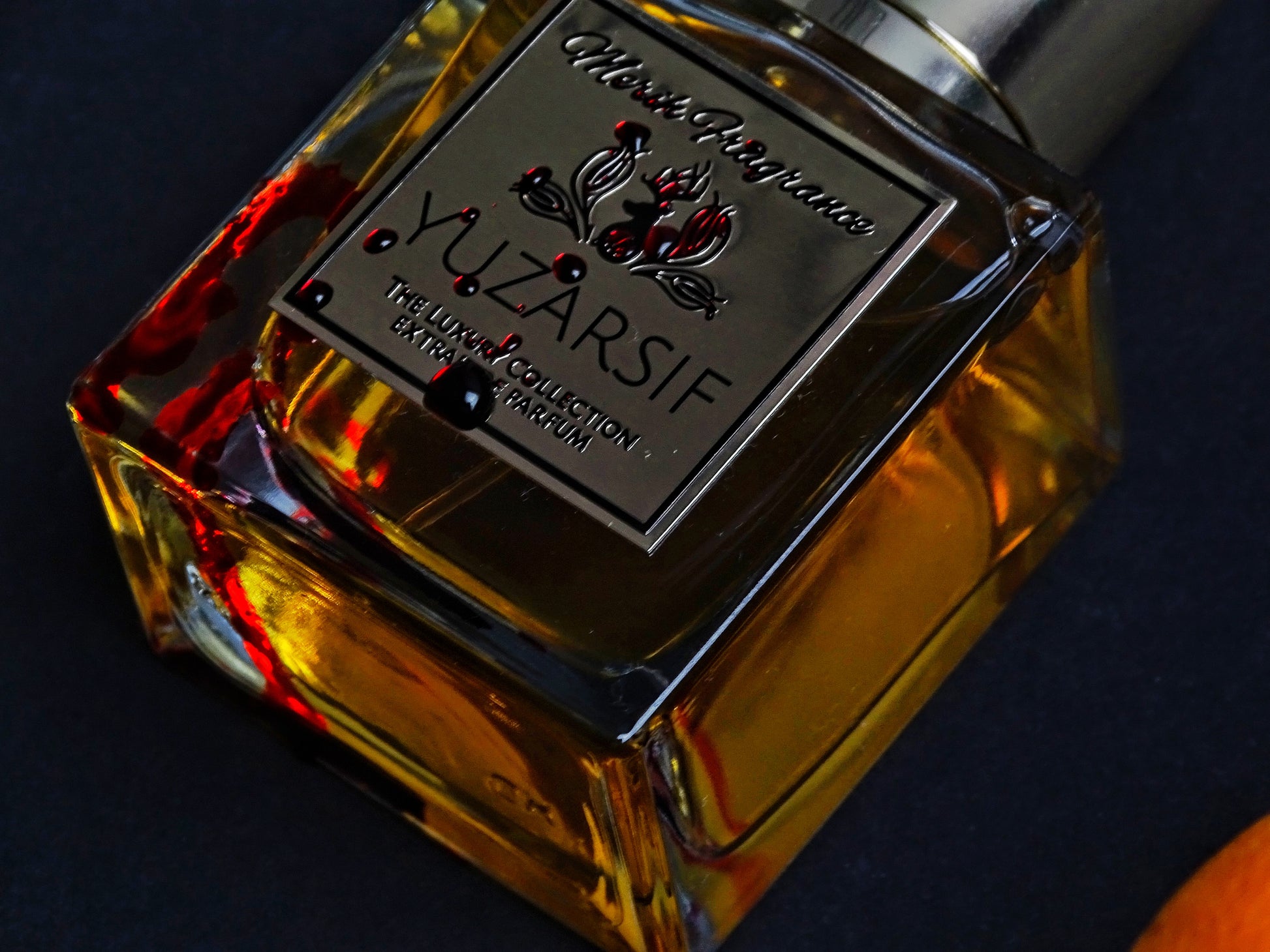 Yuzarsif parfümflasche fokus auf metal label mit künstlichem bluttropfen 