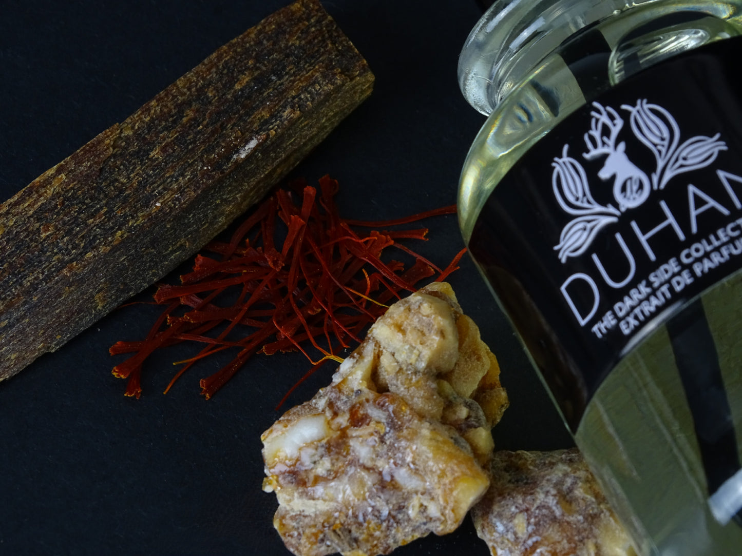 Duhan von Merih Fragrance – Parfumflakon mit Safran, Oudholz und Benzoe inszeniert.